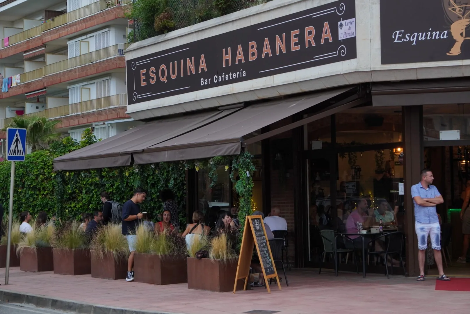 La fachada de Esquina Habanera con el rótulo y la terraza.