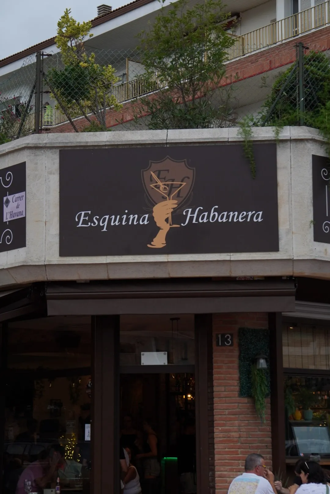 El rótulo de Esquina Habanera sobre la entrada.