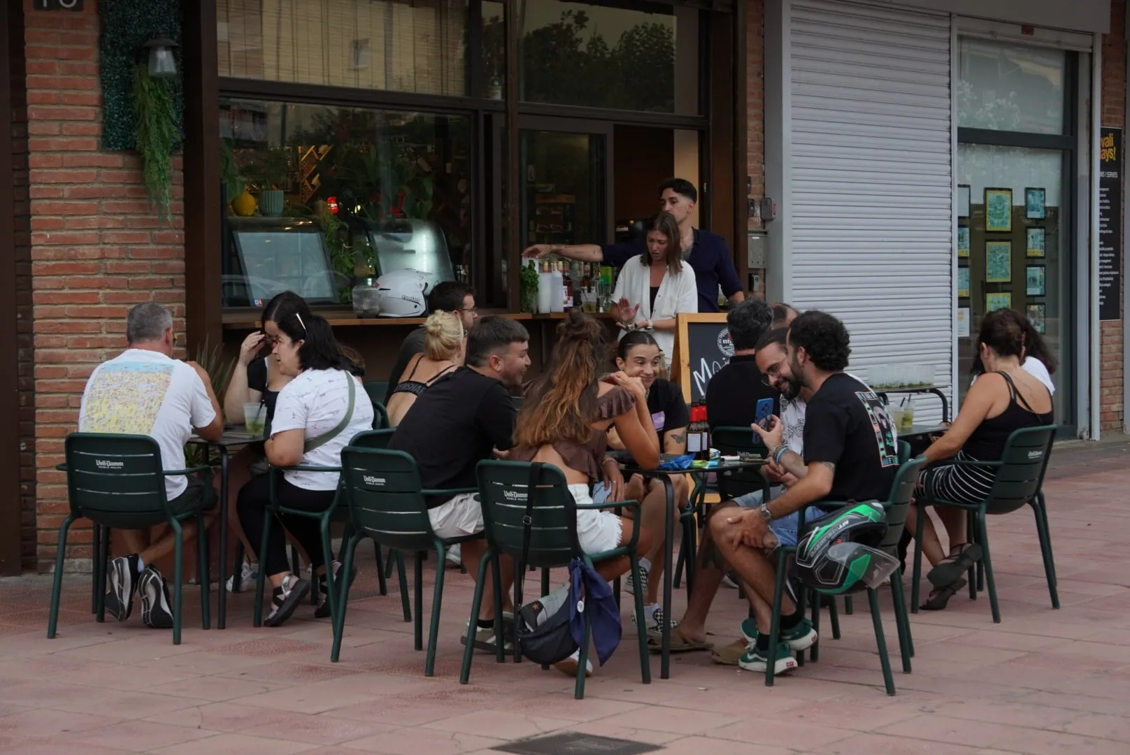 La terraza llena de gente un día de verano.