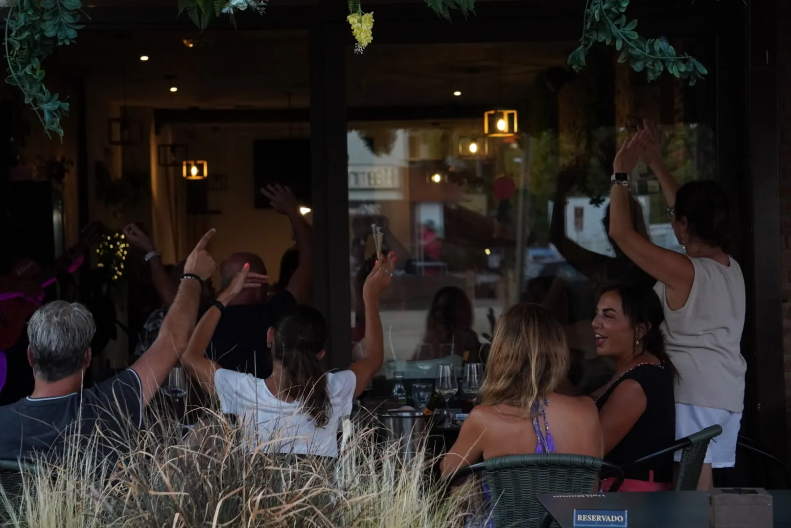 La terraza de noche, con la gente bailando.
